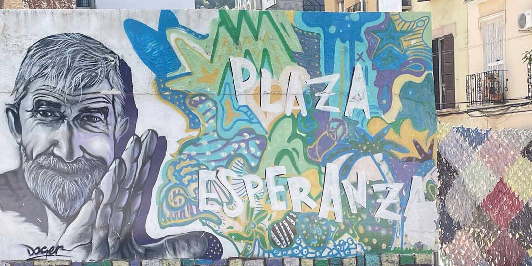 Colourful mural with text: Plaza Esperanza